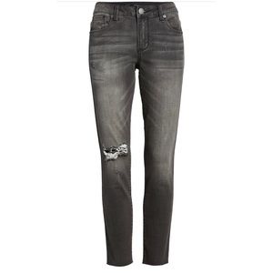 NWOT WITH ONE FLAW • STS Blue “Emma” Distressed Denim Crop • Size 28